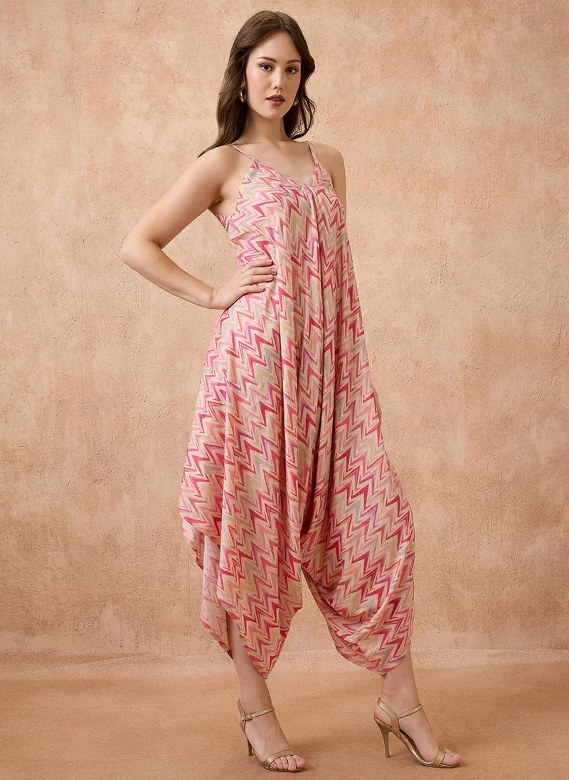 جلو باص جمبسوت نسائي بياقة على شكل حرف  وطبعات مجردة وحمالات كتف وربطة خصر بأسلوب هريم فيوجن